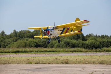 Riga Şehri, Letonya. Şehir festivali onuruna Avio gösterisi. Pilotlar gösterileri uçaklarla gösterirler. 15.08.2020