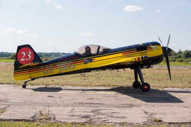 Riga Şehri, Letonya. Şehir festivali onuruna Avio gösterisi. Pilotlar gösterileri uçaklarla gösterirler. 15.08.2020