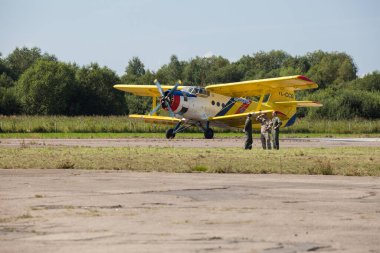 Riga Şehri, Letonya. Şehir festivali onuruna Avio gösterisi. Pilotlar gösterileri uçaklarla gösterirler. 15.08.2020