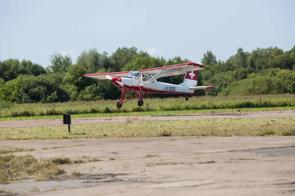 Riga Şehri, Letonya. Şehir festivali onuruna Avio gösterisi. Pilotlar gösterileri uçaklarla gösterirler. 15.08.2020