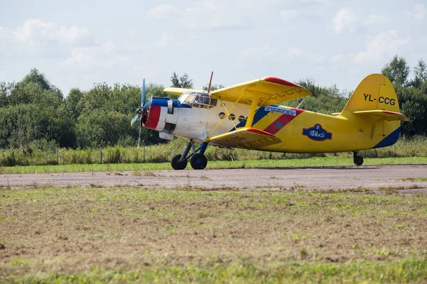 Riga Şehri, Letonya. Şehir festivali onuruna Avio gösterisi. Pilotlar gösterileri uçaklarla gösterirler. 15.08.2020