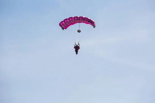 City Riga Lett Köztársaság Avio Show Városi Fesztivál Tiszteletére Ejtőernyősök — Stock Fotó