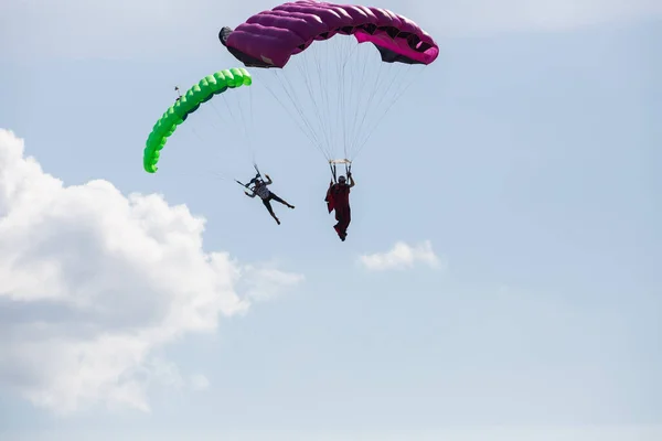 Riga Şehri Letonya Cumhuriyeti Şehir Festivali Onuruna Avio Gösterisi Paraşütçüler — Stok fotoğraf