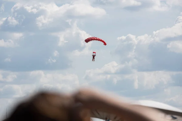 ラトビア共和国のリガ市 市の祭りに敬意を表してAvioショー パラシューティストは目標にパラシュートで着陸する 2020 — ストック写真