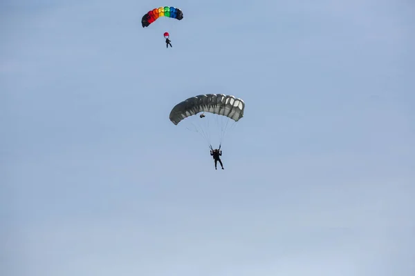 ラトビア共和国のリガ市 市の祭りに敬意を表してAvioショー パラシューティストは目標にパラシュートで着陸する 2020 — ストック写真