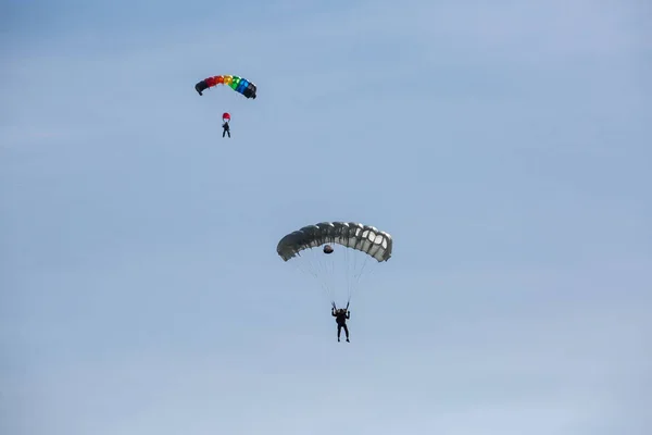 Stad Riga Lettland Avio Show För Att Hedra Stadsfestivalen Fallskärmshoppare — Stockfoto