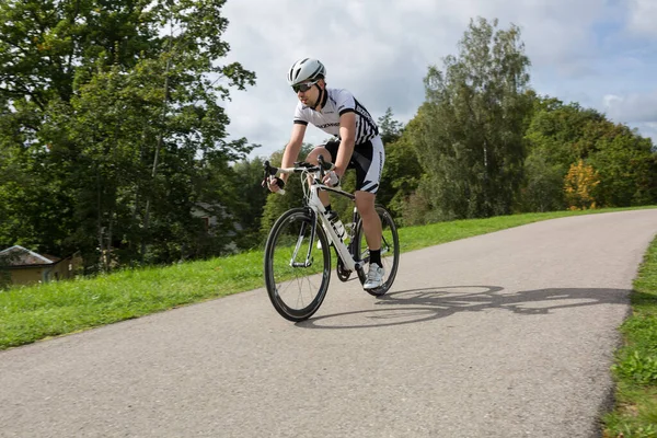 Smiltene Şehri Letonya Bir Adam Asfalt Yolda Bisiklet Sürüyor Fotoğraf — Stok fotoğraf