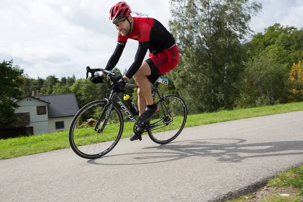 Ciudad Smiltene Letonia Hombre Monta Una Bicicleta Una Carretera Asfalto — Foto de Stock