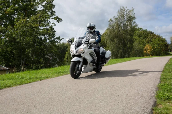 Miasto Smiltene Łotwa Policjant Jeździ Rowerem Asfalcie Fotografia Podróżna 2020 — Zdjęcie stockowe