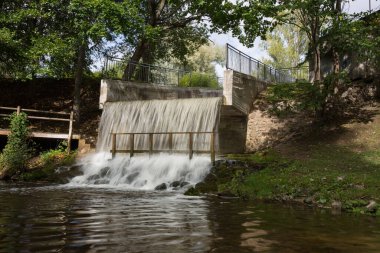 Şehir Smiltene, Letonya. Park ve doğa ile şelale. Seyahat fotoğrafı. 13.09.2020