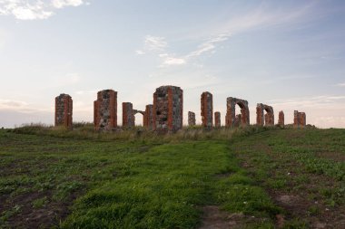 Smiltene Şehri, Letonya. Eski tuğla taş bina ve park. Seyahat fotoğrafı. 13.09.2020.