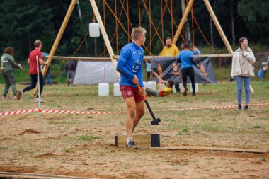 Letonya 'nın Ikskile şehrinde. İnsanlar doğada eğitim ve egzersiz yapar. Seyahat fotoğrafı. 29.08.2020