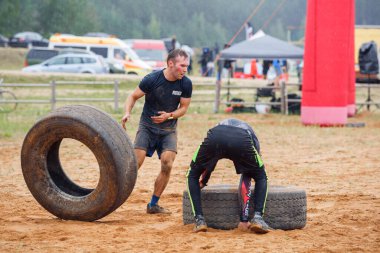 Letonya 'nın Ikskile şehrinde. İnsanlar doğada eğitim ve egzersiz yapar. Seyahat fotoğrafı. 29.08.2020