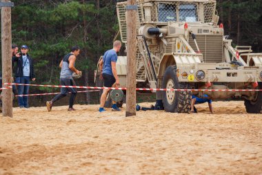 Letonya 'nın Ikskile şehrinde. İnsanlar doğada eğitim ve egzersiz yapar. Seyahat fotoğrafı. 29.08.2020