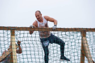 Letonya 'nın Ikskile şehrinde. İnsanlar doğada eğitim ve egzersiz yapar. Seyahat fotoğrafı. 29.08.2020