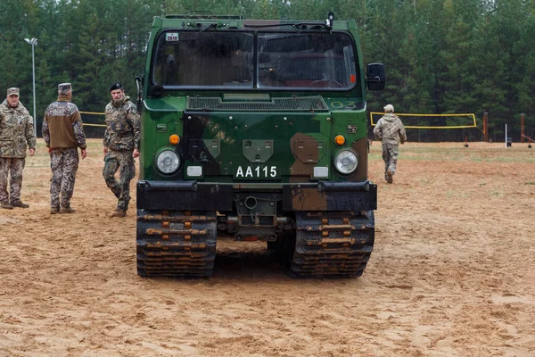 ラトビアのイクスキル市 軍事機器は砂の中に立っています — ストック写真