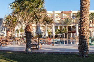 Lüks Otel Hilton, bina ve rekreasyon alanı Sharm el-Sheikh, Mısır, 02 Şubat 2016. Gün ışığı