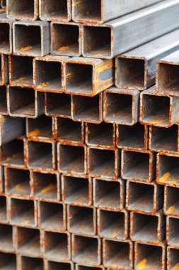 Metal kare borular birbirine bağlı. Borular pas ile kaplıdır. Açık depolama