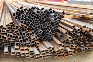 Metal kare borular birbirine bağlı. Borular pas ile kaplıdır. Açık depolama