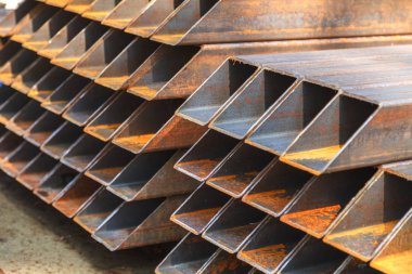 Metal kare borular bir eğik kesim ile bir açık hava depoda dizilir. Pas metal kaplı.