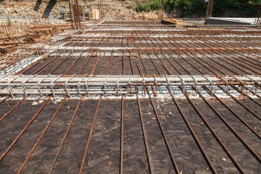 İnşaat bir yeni binanın, duvara tabanındaki çelik konstrüksiyonların montajı
