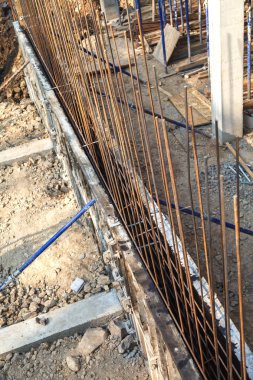 İnşaat bir yeni binanın, duvara tabanındaki çelik konstrüksiyonların montajı