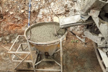 Beton ev inşaat dökme. İnşaatçılar hazır beton dökme
