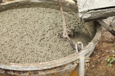 Beton ev inşaat dökme. İnşaatçılar hazır beton dökme