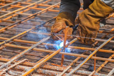 Bir fabrikada kaynak işçisi. Endüstriyel bir tesisi üzerinde kaynak.