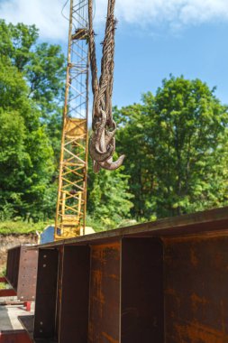 Metal kiriş mavi gökyüzü karşı üzerine asmak bir Kule Vinç kanca. Gün ışığı