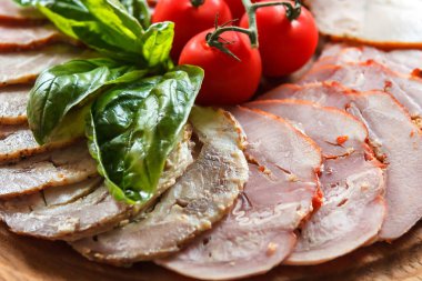 Taze dilimlenmiş jambon ve rulo köfte salatası fesleğen ve kiraz domates