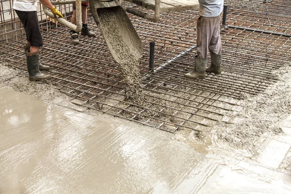 Заливка бетону в будівництво будинку — стокове фото