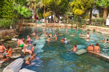 Pamukkale, Türkiye, 15 Ekim 2018, turist Kleopatra'nın antik havuzda yüzmek. Şeffaflık su radon büyük miktarda varlığı nedeniyle