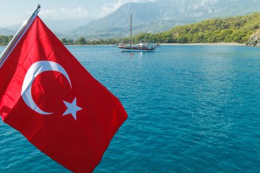 Kemer, Türkiye, 17 Ekim 2018, güzel deniz manzaralı arka planda Türk bayrağı.