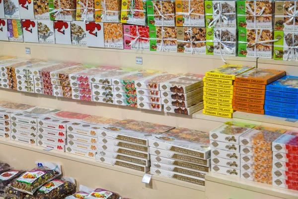 Кемер, Турция, 15 октября 2018 года, турецкие сладости в магазине с указанием цены — стоковое фото