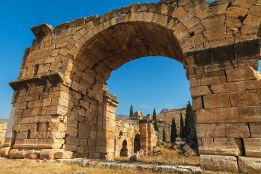 Hierapolis antik şehir kalıntıları. Görünüm eski taş binalar mahvetti. Burası da UNESCO Dünya Miras Listesi