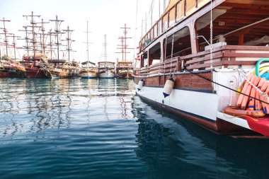 Zevk gezi Marina'da yolcu için bekleyen gemi. Akdeniz'in parlak güneşli bir günde.