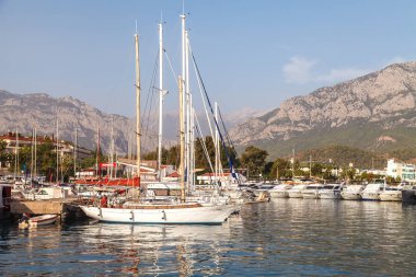 Güneşli bir günde dağların eteklerindeki Akdeniz Marina bembeyaz Yatlar