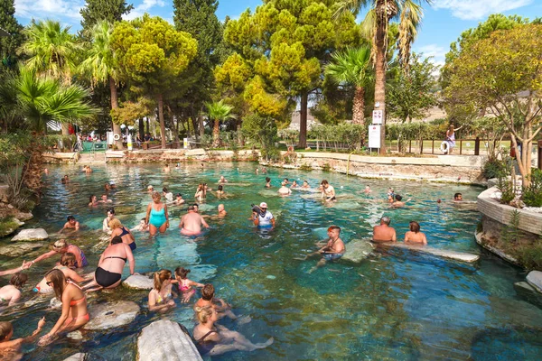 Farklı ülkelerden gelen turistler tedavi Kleopatra'nın Pamukkale, Türkiye'de termal havuz içinde banyo