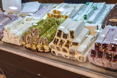 Doğu tatlılar lokum ve Nuga ile fındık ve antep fıstığı Türk pazarda