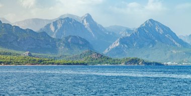 Dağlar Akdeniz'in ortasında güzel tatil ile şaşırtıcı kıyı şeridi görünümü