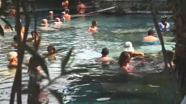 Tourists Different Countries Take Therapeutic Baths Cleopatras Thermal Pool Pamukkale — Stock Video