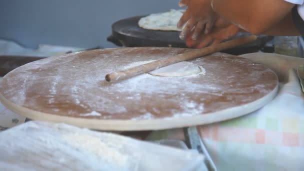 Жінка в ресторані готує гезлеме - традиційні турецькі страви — стокове відео