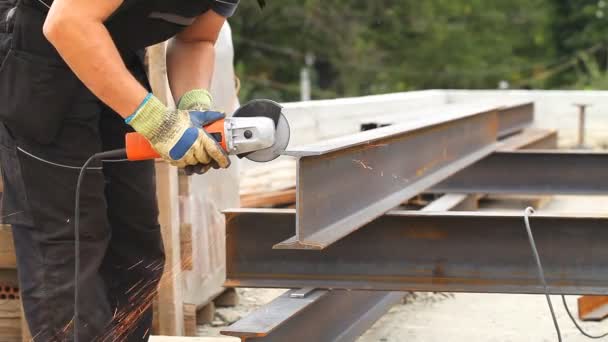 Man cuts flex steel products — Stock Video