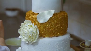 Düğün pastası şeker mastik çiçeklerle dekorasyon