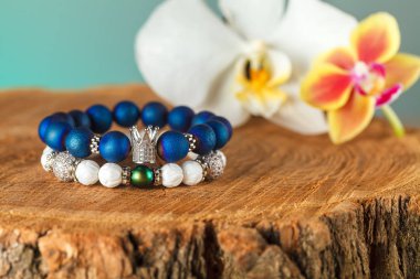 Doğal taştan zarif kadın bilezik kübik zirconias ile kaplı aksesuarları ile akik ve şeker kuvars. Yakın çekim. Stüdyo aydınlatma