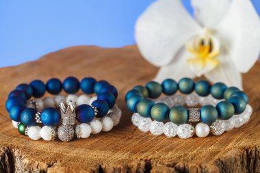 Doğal taştan zarif kadın bilezik kübik zirconias ile kaplı aksesuarları ile akik ve şeker kuvars. Yakın çekim. Stüdyo aydınlatma