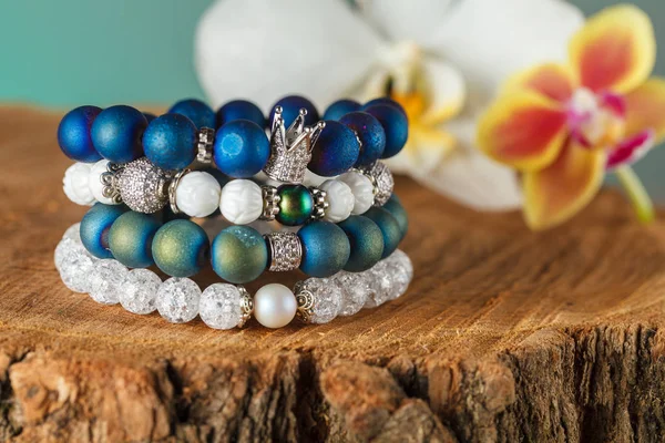 Doğal taştan zarif kadın bilezik kübik zirconias ile kaplı aksesuarları ile akik ve şeker kuvars. Yakın çekim. Stüdyo aydınlatma