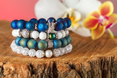 Doğal taştan zarif kadın bilezik kübik zirconias ile kaplı aksesuarları ile akik ve şeker kuvars. Yakın çekim. Stüdyo aydınlatma