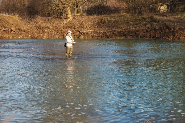 Una Mujer Atractiva Joven Está Pescando Con Spinning Parado Río — Foto de Stock